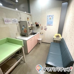 1階小児科前の授乳室全体