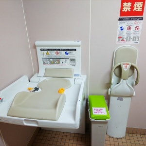 男女それぞれのお手洗いの中にもオムツ交換台あります