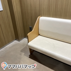 授乳室は1室で2人掛けソファのみ
