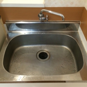 シンク正面には柱があって、ものを置えるスペースは蛇口から左側のちょっとしたスペースしかありません。 哺乳瓶や離乳食を置くには十分ですが、自分のカバンなどは置けないと思います。 あと、石鹸やハンドソープもありませんので持参をおすすめします