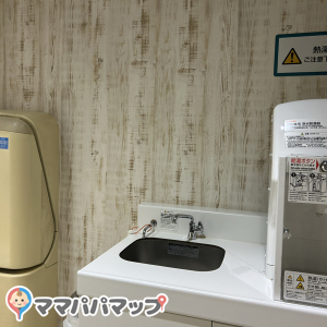 オムツ替えの台は少し年季あり