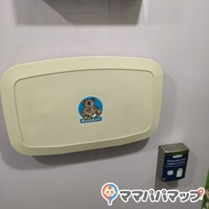 おむつ替え台とおむつ専用ゴミ箱