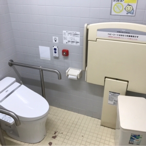 コジマビックカメラ　豊玉店(1F)のオムツ替え台情報 画像2