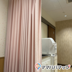 カーテンがありますが、鍵がついてるので実質1組しか入れなさそうです。