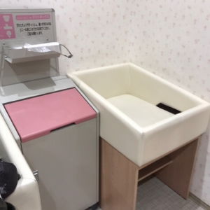 オムツ替え台×2。枠のせいか、少し小さめです。
