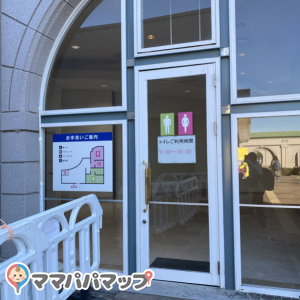 モンキーズ劇場横のこの建物の中に授乳室とお手洗いあり。授乳室は1部屋で鍵付き。建物入り口の扉が重いのでベビーカーは少し入りづらいけど清潔。