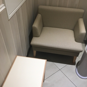 ソファに荷物を置ける台