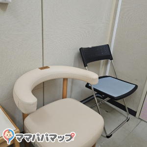 椅子2脚と荷物を置けるサイズの机がありました