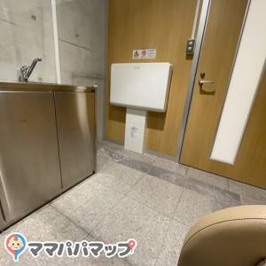 東京辰巳アイスアリーナ(2F)の授乳室・おむつ替え台の写真(2枚目)