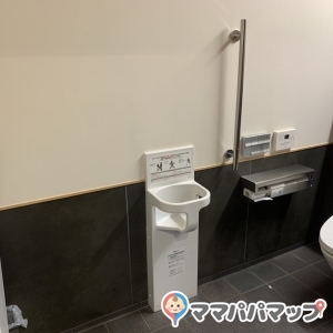 多目的トイレだけでなく、女子トイレの奥にもオムツ替え台のあるトイレがあります。