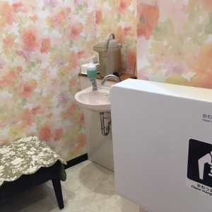 広くはありませんが、装備は整ってます。2人掛けぐらいのベンチ、オムツ台、オムツ用ゴミ箱、洗面台、ポット、ペーパー、ゴミ箱。