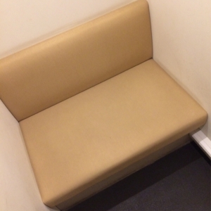 部屋は狭いですが、ソファーは広めです。おむつシートを敷いて、オムツ替えも出来ました（娘は65cmほどです）。