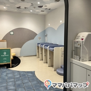 おむつ台と調乳用のお湯があります。左の扉は女性のみ入れる授乳室があり、カーテンで仕切られている部屋が6つほどあります。