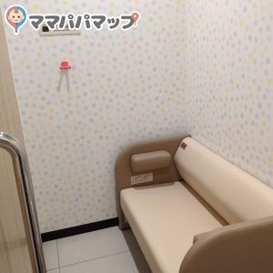 鍵ができる授乳室は女性のみ入室可です。大きい椅子と荷物掛けがあります。