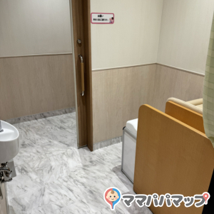 ひばりヶ丘駅2階(エミオ)(2F)の授乳室・おむつ替え台の写真(1枚目)