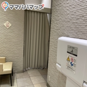 奥が授乳スペース。たしかにベビーカー同士はすれ違いづらいです