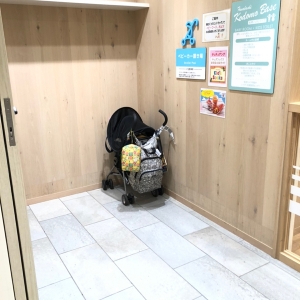 入り口入ってすぐの左手にベビーカー置き場