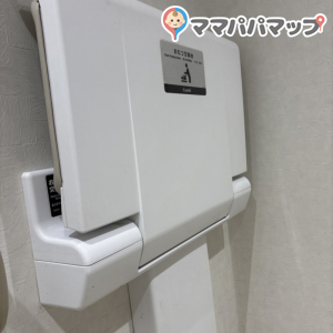 クスリのアオキ 中島中町店の授乳室・おむつ替え台の写真(2枚目)