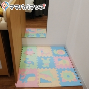 プレイマットが敷かれたスペース有り