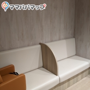 授乳スペース内オープンソファ
