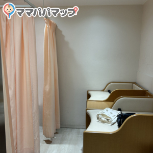 授乳室は椅子と小さいテーブルがあり狭めだがカーテンで仕切ることができる。