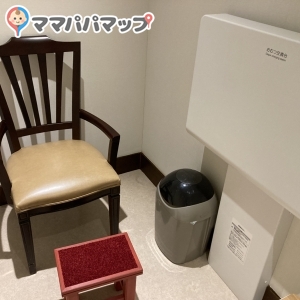 椅子には足が置ける台までありました！オムツ替えも併せてこの部屋でできます。