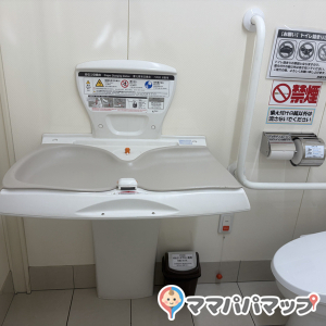 薬王堂 利府ＳＣ店の授乳室・おむつ替え台の写真(1枚目)