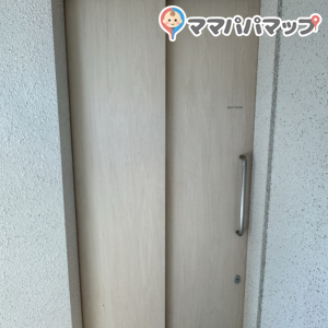 トイレが2フロア合わせて一つしかないので多少並ぶ、かつあまり長時間は遠慮しがちになる。。