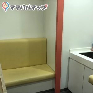 授乳スペースは狭め。カーテンを閉めると水道の所も隠れます。