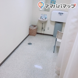 ベビーカーも入れる大きな鍵がかかる個室です。