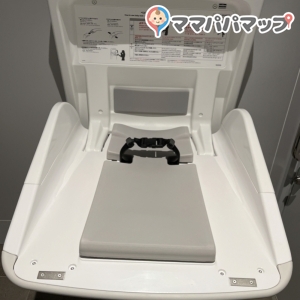 男子トイレのオムツ交換台です。