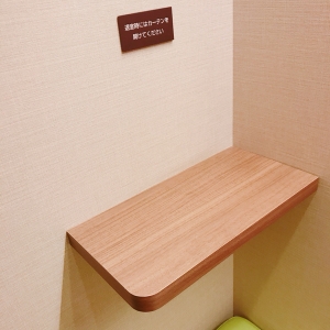 高いとこに台があり荷物置ける