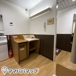 床やソファ、水回りも綺麗でした。入り口の自動ドアが閉まれば多少は静かです。JR南改札入って割とすぐでした。