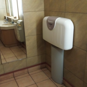 デニーズ 高田馬場店のオムツ替え台情報 画像1