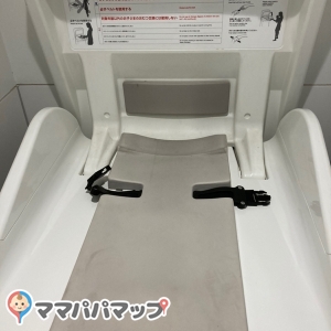 メインスタンドの女子トイレにあるおむつ台の写真です。