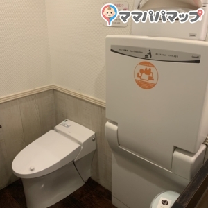 6階オムツ台があるトイレは一つ。おむつ替えペーパーシートがあるのが嬉しいです。