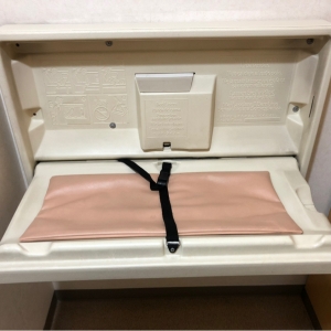 1階売店前の女子トイレ内