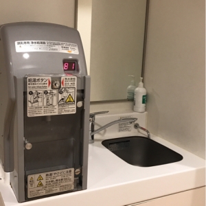 手洗い場の前に鏡があります