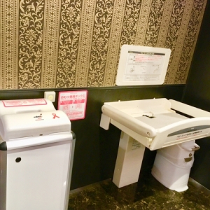 おむつ替えシートと専用ゴミ箱