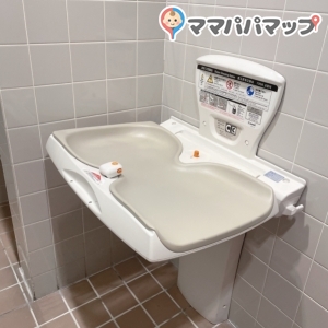女子トイレにオムツ台がありました。トイレの入口は広くないのでベビーカーでは入れないかな？と思います。