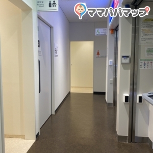 フードコートのATM向かいです