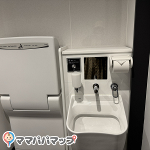 ジャイアンツタウンスタジアム車椅子トイレ(2F)のオムツ替え台情報 画像3