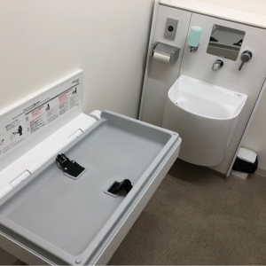 多目的トイレ内にオムツ台があります。ベビーカーでも入れる広さです。