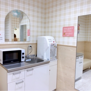 お湯、電子レンジ手洗い場があります。