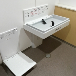 3階 多目的トイレ オムツ交換台あり
