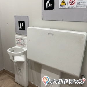 一之江駅前車椅子対応手洗所のオムツ替え台情報 画像1