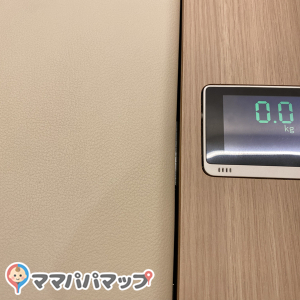 ベビーベッドに乗せると自動で体重が測れます！