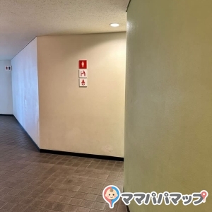 観客席唯一のオムツ替え台