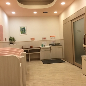 二階の赤ちゃんルーム。広々していて授乳室は別部屋でしっかりくぎられているのでパパも、オムツ替えできるし大きいソファもあるのでここでミルクをあげても大丈夫でした。とてもきれいでミルクをあげながらホッと一息落ち着きました。