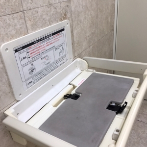 女子トイレにあります。